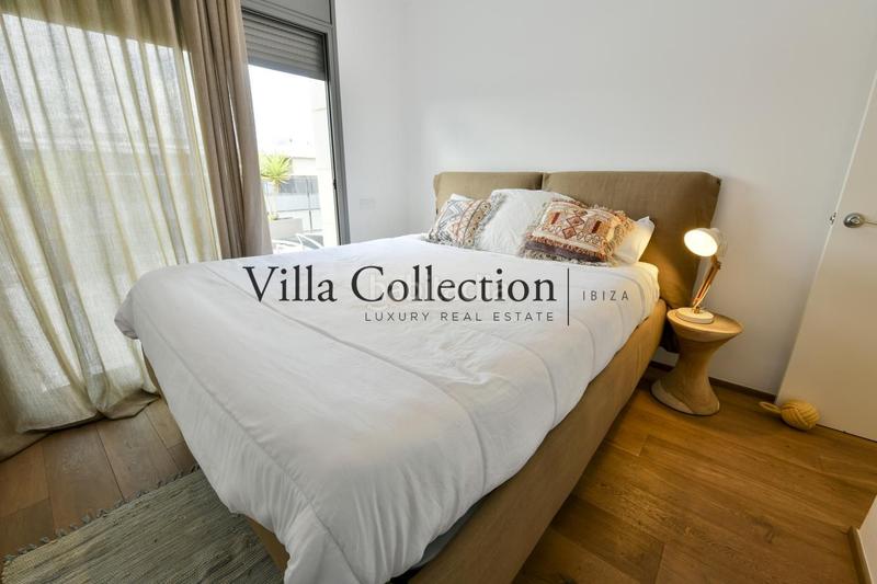 Foto e4bd11bb-b920-4ee9-b80c-b1939e670df5. Piso ático de lujo en venta en marina botafoch vistas panorámicas al mar y playa de talamanca en Ibiza