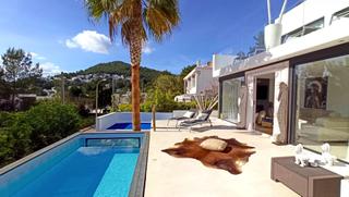 Casa a Santa Eulària des Riu. Villa en venta a cala llonga con licencia turistica