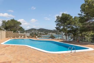 Appartamento in De s'illa plana 2. Elegante propiedad con vistas al mar en marina botafoch, ibiza