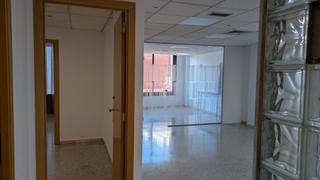 Lloguer Oficina a Passeig dels ferrocarrils catalans 117. Oficina disponible en alquiler en edificio de alto standing