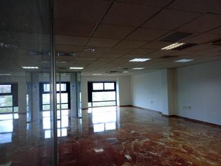 Miete Büro in Passeig dels ferrocarrils catalans 117. Oficina disponible en alquiler en edificio de alto standing