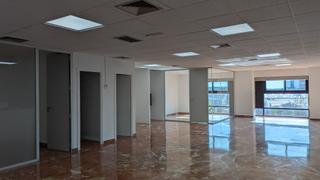 Rent Office space in Passeig dels ferrocarrils catalans 101a. Oficina disponible en alquiler en edificio de alto standing
