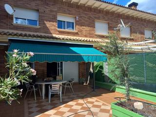 Casa aparellada a Móra d´Ebre. Oportunidad chalet  pareado  en zona resiencial de mora debre