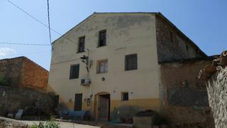 Masia a Garcia. Finca con gran eidificacion en en fachada fluvial de garcia