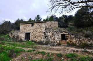 Finca rústica a Vilalba dels Arcs. Oportunidad gran finca con construcciones de piedra en vilalba d