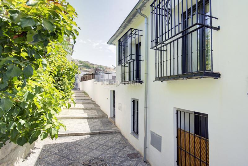 Foto db20eeca-b4ca-4c08-9601-ecbf72c4a77e. Casa carmen mirador de asedios exclusiva vivienda en el albaicín con piscina privada, terraza panorámica y con una reforma integral de en Granada