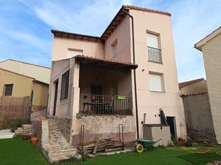 Maison jumelée à Calle fuente 137. Vivienda unifamiliar aislada con jardin y vistas a sierra de gre