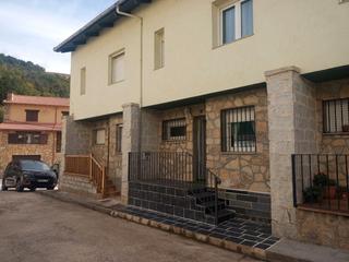 Casa adossada a Camino barbellido 1c. Chalet muy bien cuidado.
