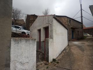 Casa a Calle fragua 77. Casa de pueblo habitable con patio y vistas a sierra de gredos.