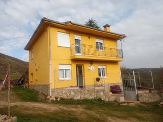 Chalet à Agregado navalsauz 143. Unifamiliar aislada con jardín en navalsauz, anejo de san martín