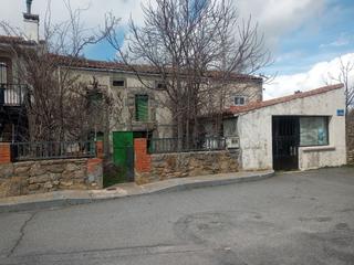 Bauernhof  Calle iglesia 33. Edificio con patio para sacar 2 viviendas en sierra de gredos.