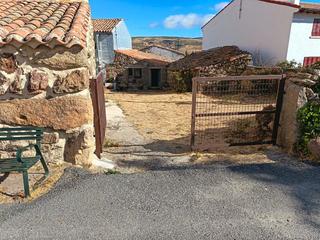 Casa a Calle eras 26. Casa de pueblo habitable en verano, con parcela.