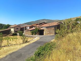 Casa in Calle de abajo serrania 33. Casa que no lo parece desde fuera, reformada con estilo y con pa