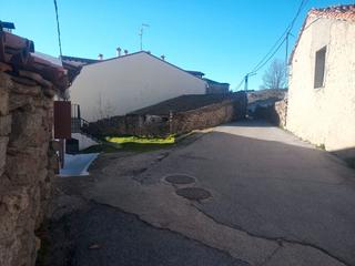 Mas à Calle iglesia 15. Casa de pueblo para rehabilitar o demoler en navarredonda de gre