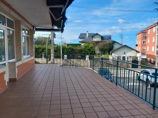 Casa en Barrio cuatro caminos 170. Pedreña, casa individual con local