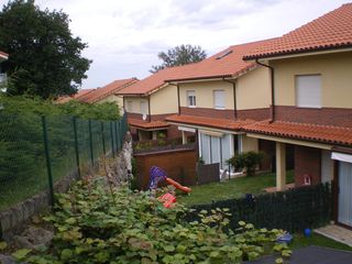 Maison jumelée à Barrio setién 1008. Setien, pareado con jardín