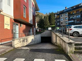 Aparcament cotxe a Zegama. Garaje céntrico en zegama