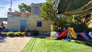 Casa a Busot. Casa rústica en una gran parcela