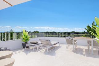 Casa a La Marina. Villa nueva con jardín y piscina
