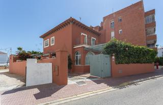 Xalet a Virgen del Mar. Un chalet independiente de estilo andaluz, ubicado en una de las