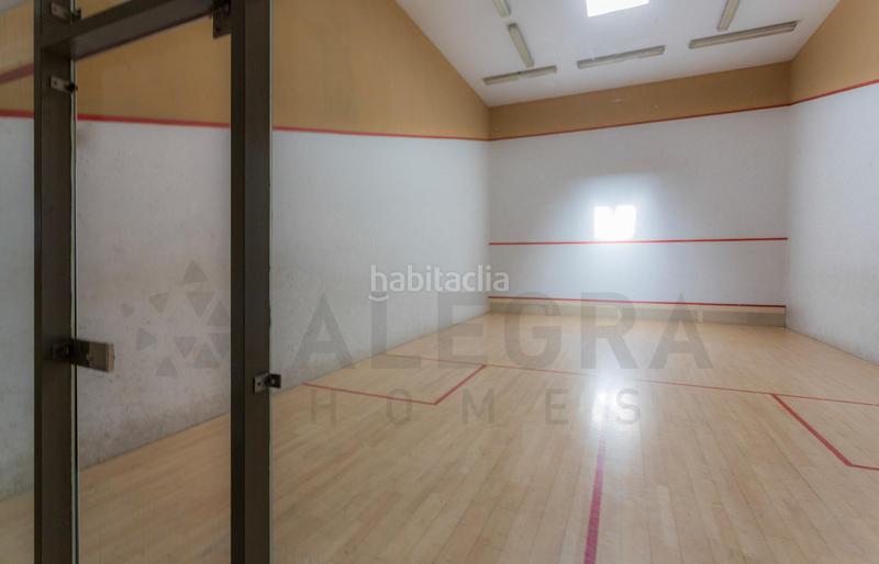 Foto d101d827-b03c-4c68-8d0d-cc577a474132. Pis amb aparcament piscina a La Buhaira Sevilla