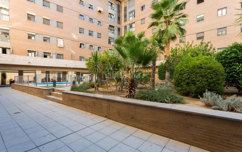 Foto d15e51ce-987b-4686-a24d-31fbe5f141e8. Pis amb aparcament piscina a La Buhaira Sevilla