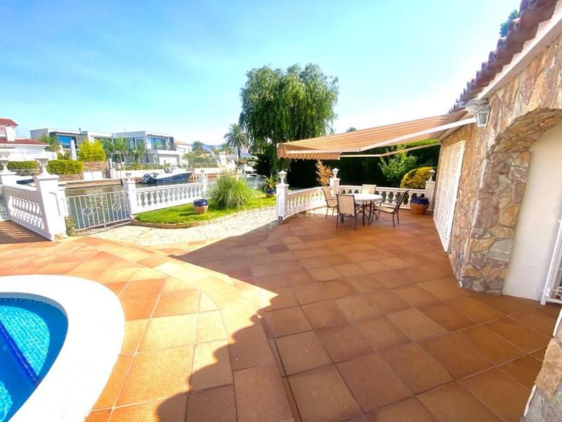 Foto 53f2bb5b-ed6c-49c3-b9b1-b6d801730723. Chalet dans calle Requesens 87 dans Requesens Empuriabrava