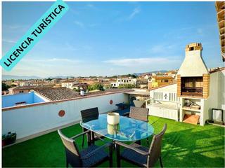 Casa adossada a Castelló d´Empúries. Preciosa casa con licencia turística