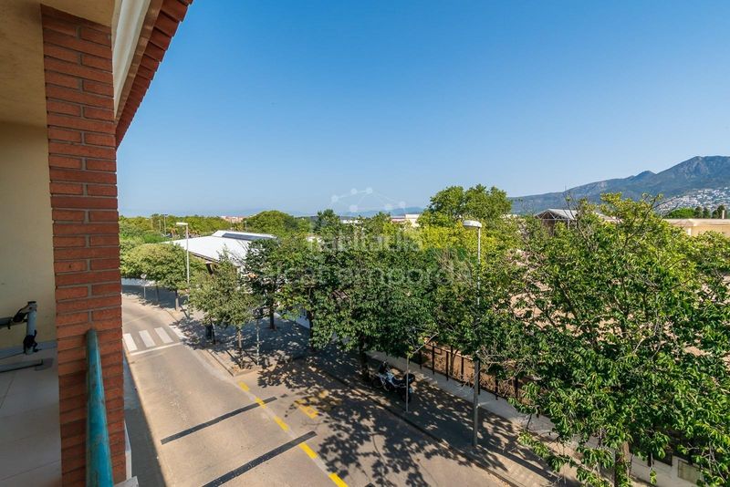 Foto 9b05289e-9bd1-45d6-bf82-752e587501ff. Casa adossada a Centre Roses