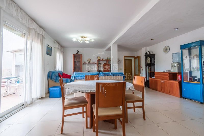 Foto a3dd4e25-20be-4f9a-b570-1bd0fce2a055. Casa adossada amb calefacció a Centre Roses