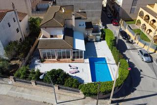 Xalet a Nord. Casa grande con piscina, garaje en lote de esquina en zona tranq