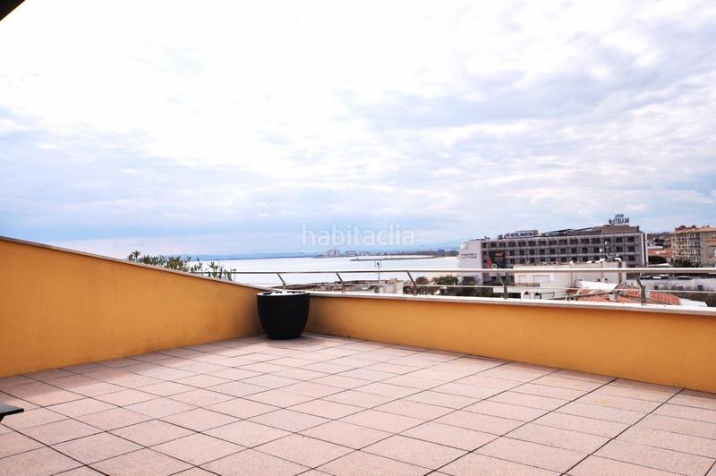 Foto d5ec01a5-fd18-437a-8008-c1a3ee1139fa. Ático  en 1 línea con solárium, preciosas vistas y licencia turística. en Roses