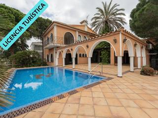 Casa a Requesens. Exclusividad, amplitud y encanto en una de las mejores zonas de