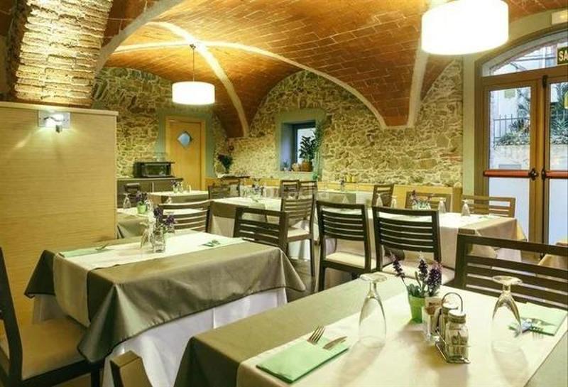 Foto 9f0b7e4a-d3b9-4f4b-b892-8a082372d50e. Edificio hotel con spa en venta en Garriguella
