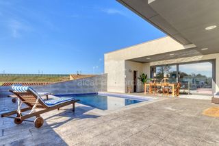Chalet in Santa Llogaia d´Àlguema. Casa moderna con piscina