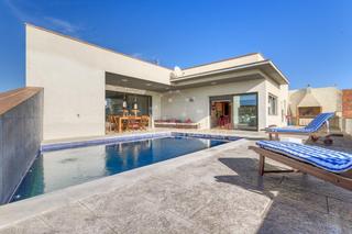 Xalet a Santa Llogaia d´Àlguema. Casa moderna con piscina