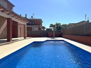 Casa a Sant Pere Pescador. Excelente casa con piscina privada en una zona muy tranquila en