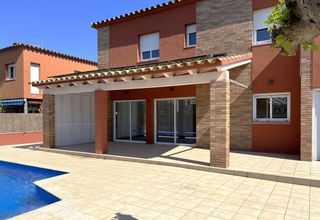 Casa a Sant Pere Pescador. Excelente casa con piscina privada en una zona muy tranquila en