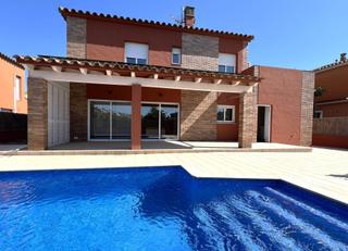 Casa a Sant Pere Pescador. Excelente casa con piscina privada en una zona muy tranquila en
