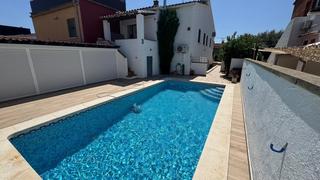 Xalet a Castelló d´Empúries. Acogedora casa con piscina y garaje