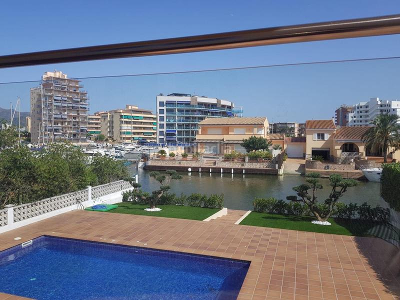 Foto 560ff030-fedc-4ab4-9160-2a4b89681262. Casa  moderna con amarre y piscina en Santa Margarida Roses