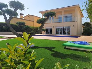 Casa a Santa Margarida. Casa moderna con amarre y piscina en roses