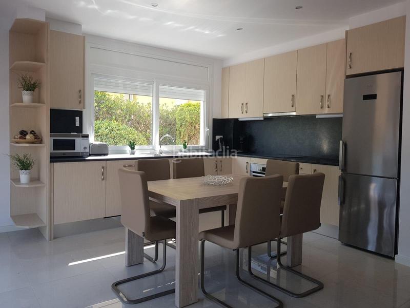 Foto ded51bc3-2a17-49e4-87ee-9bc4e20b7ee3. Casa  moderna con amarre y piscina en Santa Margarida Roses