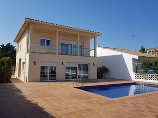 Casa a Santa Margarida. Casa moderna con amarre y piscina en roses
