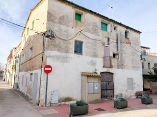 Maison jumelée à Santa Llogaia d´Àlguema. Casa con gran potencial en el centro de santa llogaia