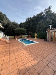 Casa in Avinyonet de Puigventós. Vivienda independiente reformada con piscina y amplio garaje en