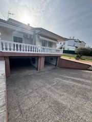 Casa a Avinyonet de Puigventós. Vivienda independiente reformada con piscina y amplio garaje en