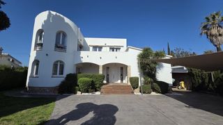 Xalet a Carmençó. Elegante villa con piscina en una de las mejores zonas de empuri