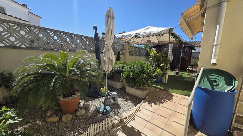 Foto b40dd98a-87a5-416e-9d08-4e67e06cec96. Casa amb aparcament a Sant Maurici Empuriabrava