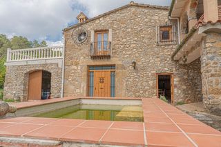 Masia a Cabanelles. Espectacular masía cerca de navata